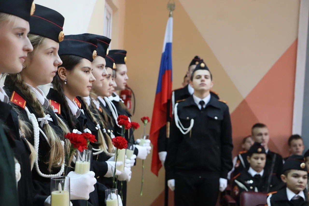 10 декабря в МБОУ СОШ с. Красное прошло торжественное открытие мемориальной доски в память об ученике Александре Николаевиче Сазонове